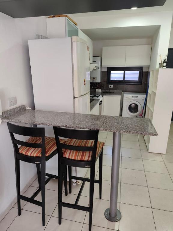 luminoso depto con balcon a cuadras del centro - 5