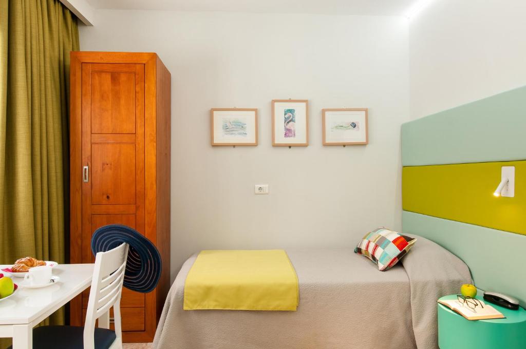 Hotel Apartamento Bajamar photo