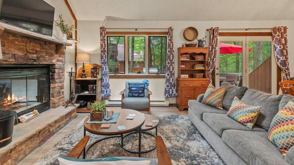 Boulder Pointe by AvantStay Deck Forest Views Boulder Lake Club Passes, Lake Harmony