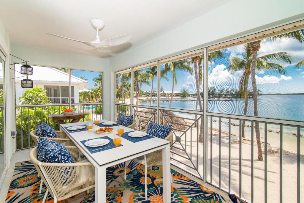 Kailua - Modern Waterfront Condo with Shared Pool and Hot Tub, Short Walk to the Kaibo, Driftwood Village
