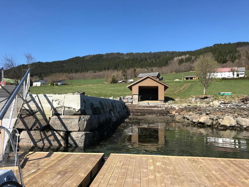 Strand farm, sea view and boat rental, Averoy