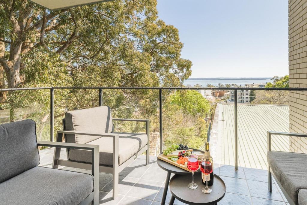 Sunset Towers 11, 25 Donald St - stunning water views, air con, Wi-Fi and Linen provided, Nelson Bay