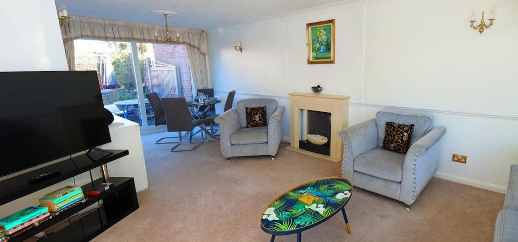 Spacious Family Home, Comfort, Safety and Smiles Await!, Havering