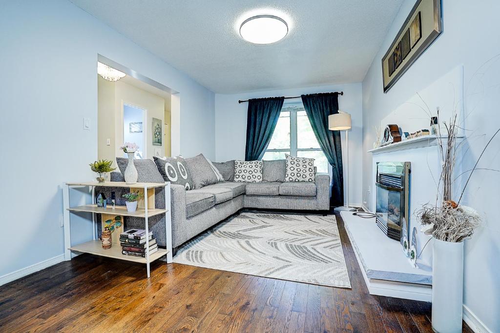 Charming Autumn Getaway Sleeps 6 Mins to Lake, Barrie