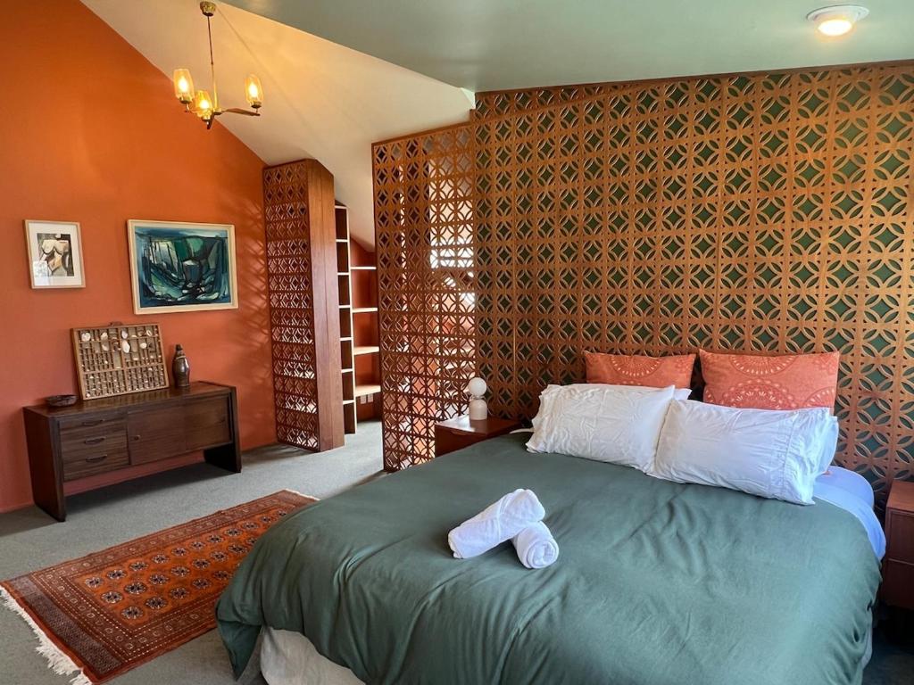 Seaside Hideaway -close to beach with garden oasis, Bowentown