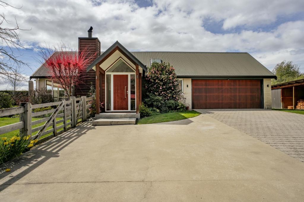 Alpine Meadow Haven - Wanaka Holiday Home, Wanaka