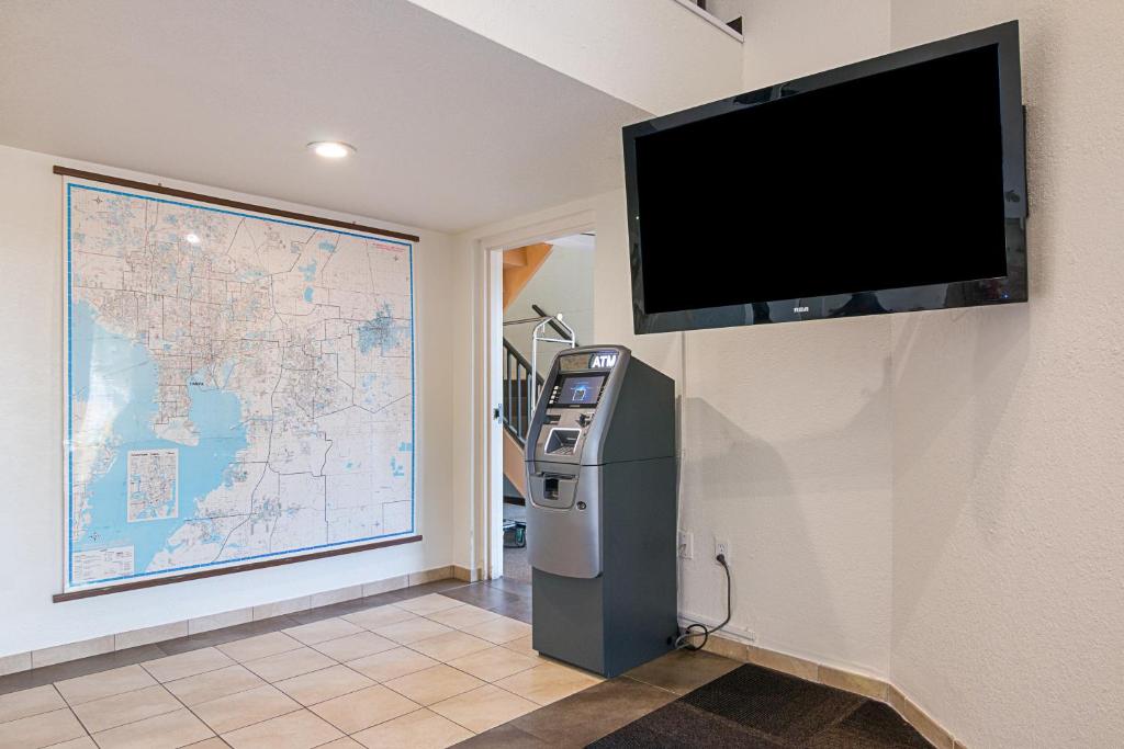 Motel 6 - Tampa Fairgrounds Photo 11