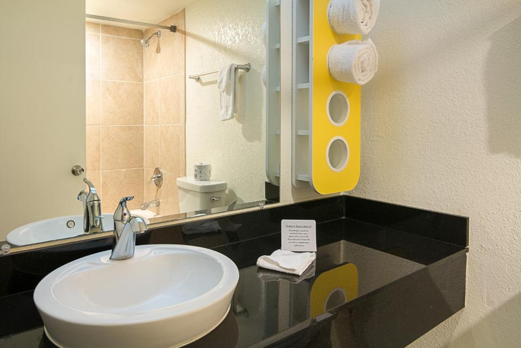 Motel 6 - Tampa Fairgrounds Photo 27