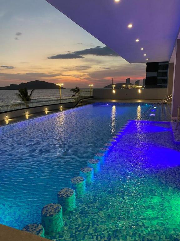 Relax with panoramic ocean and city views - 1