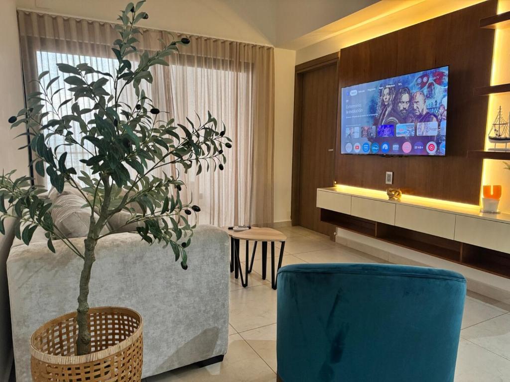 Relax with panoramic ocean and city views - 4