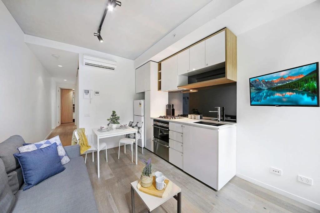 Bright & Modern 2BR Apt Walk to Central, Melbourne