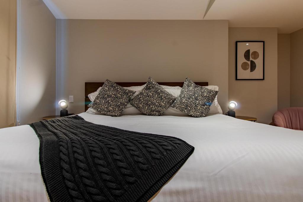 2BR Santa Fe Style & Comfort with Gym & Parking - 2