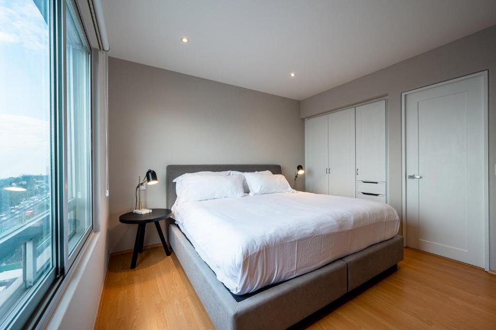 2BR Santa Fe Style & Comfort with Gym & Parking - 4