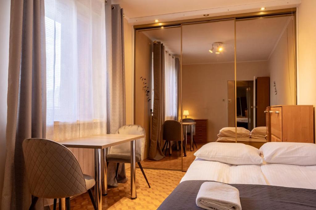 Spacious Apartment with a Balcony in Bielany, Varsovia