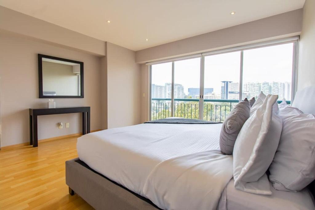Capitalia Luxe 1BR Stay with Top Features - 4