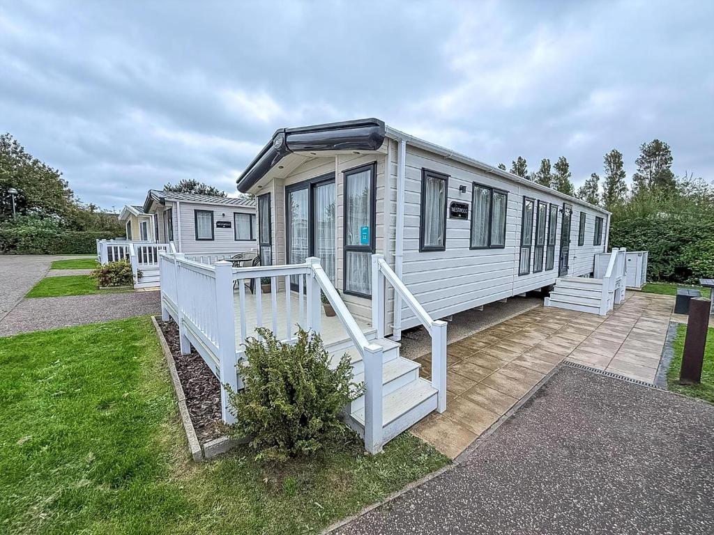 6 Berth Caravan With Decking At Caister Haven Holiday Park Ref 30032P, Great Yarmouth