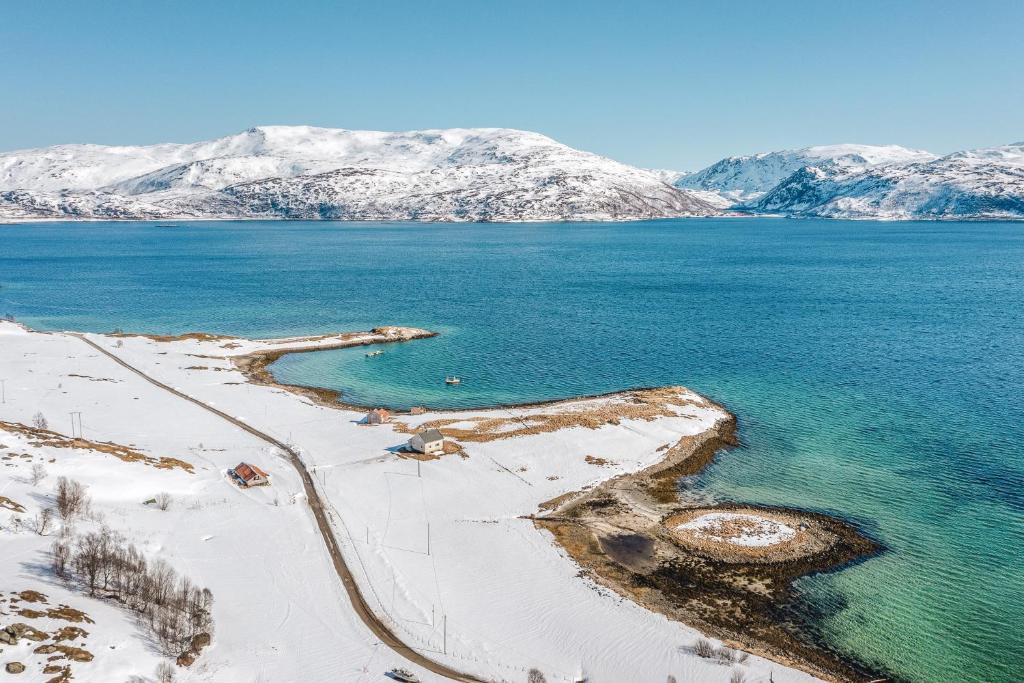 Serviced Farmhouse - Kvaløyvågen Gård, Kvaløya