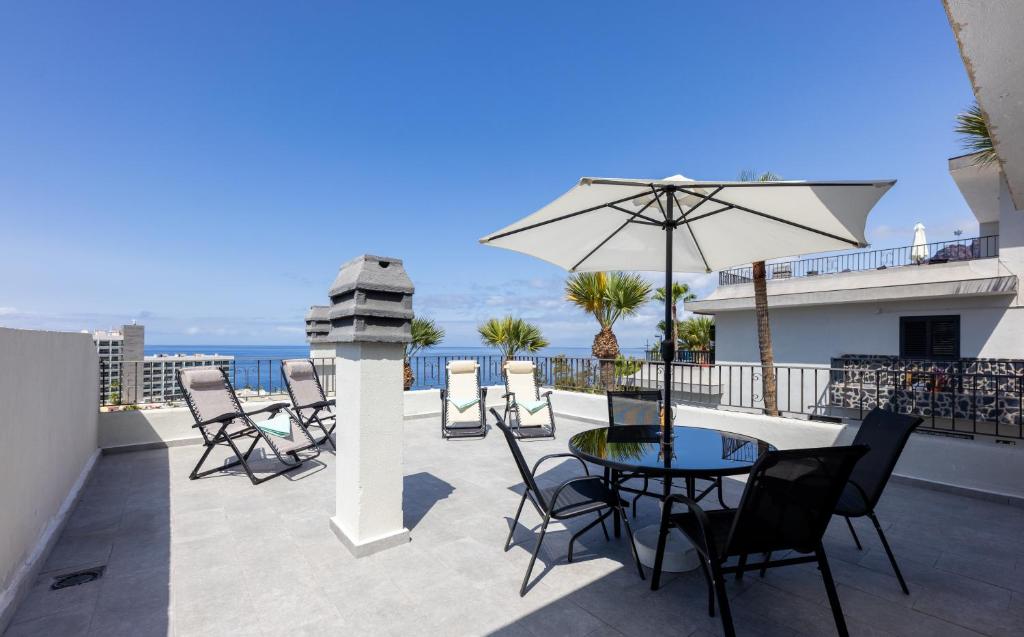 The Harbour Club — Hotel building in Acantilado de los Gigantes, Canary Islands