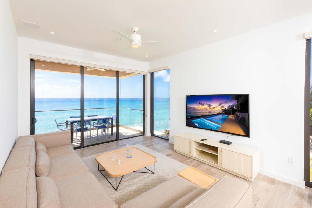 SeaDreams 4 - Luxury Condo with Shared Pool, Hot Tub, Rooftop Lounge, West Bay