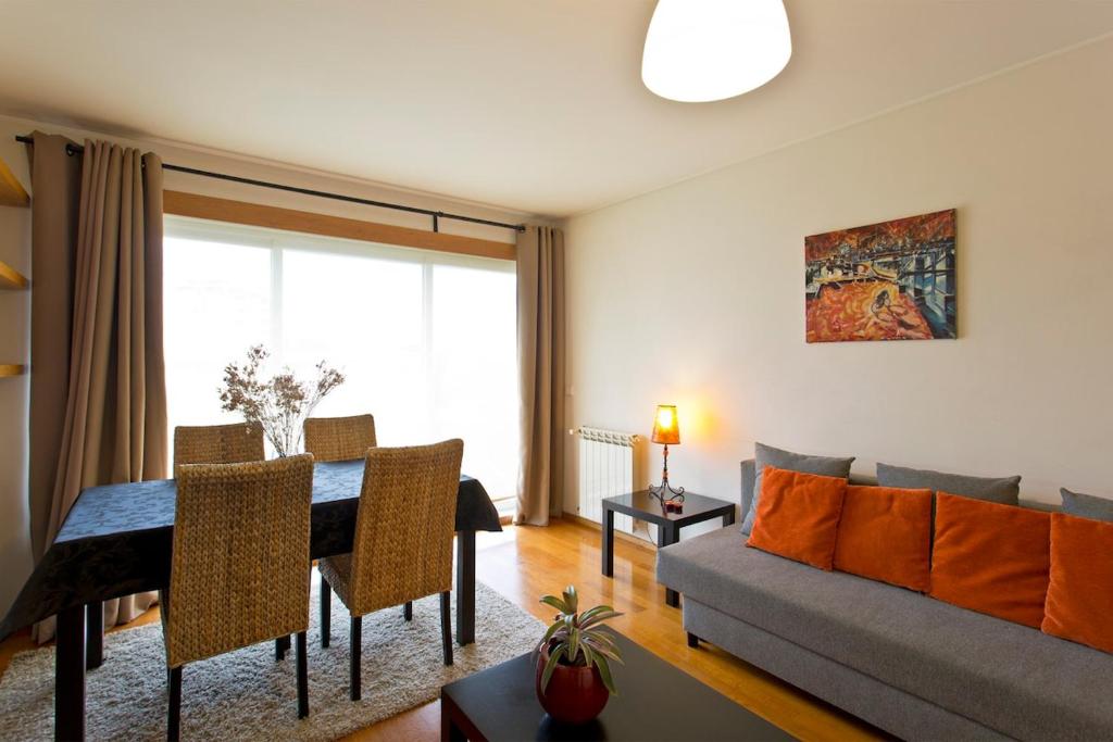 Modern and quiet T1 with private Garage, Porto