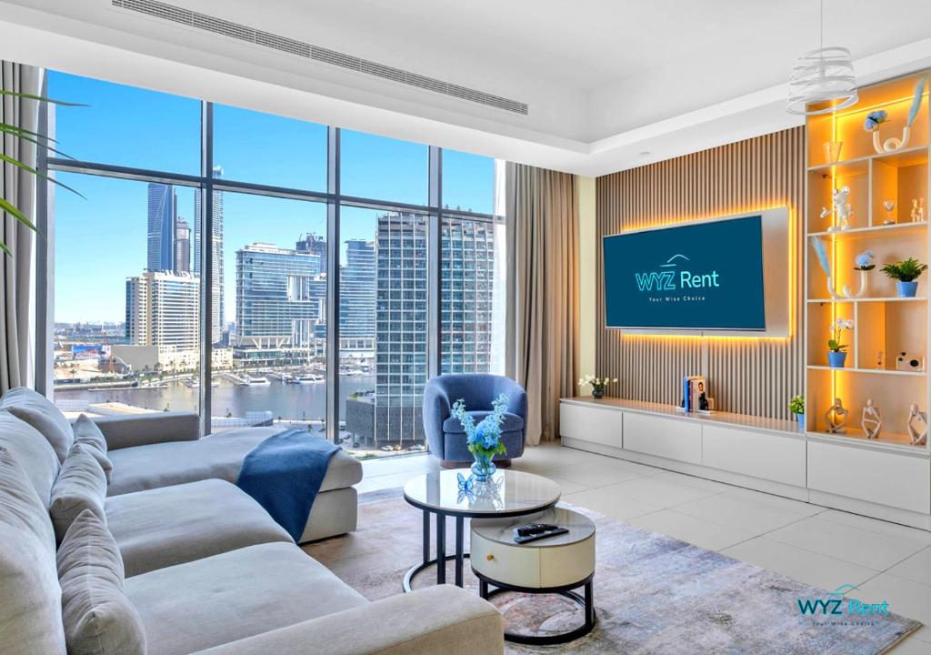 Spacious and Luxurious 2 BD in Downtown Sleeps 8 with Maid Room, Дубай