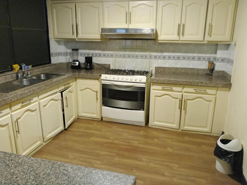 Hermoso departamento con Terraza y dos dormitorios en el centro histórico de Cuenca - 4