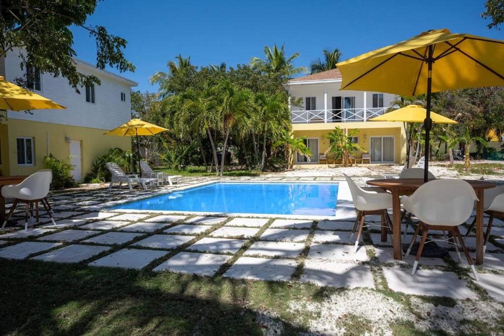 Laughing Bird Studio #7 - Brand New Stylish Apartment, Pool, Bea condo, Colebrooke Dale