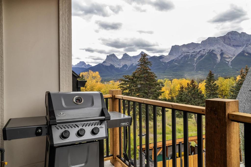 Golden Escape 2 Bdrm Mountain VIEWS - managed by Little Sister Getaways, Canmore