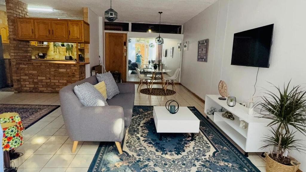 Cosy flat with garden near Loftus & embassies, Pretoria