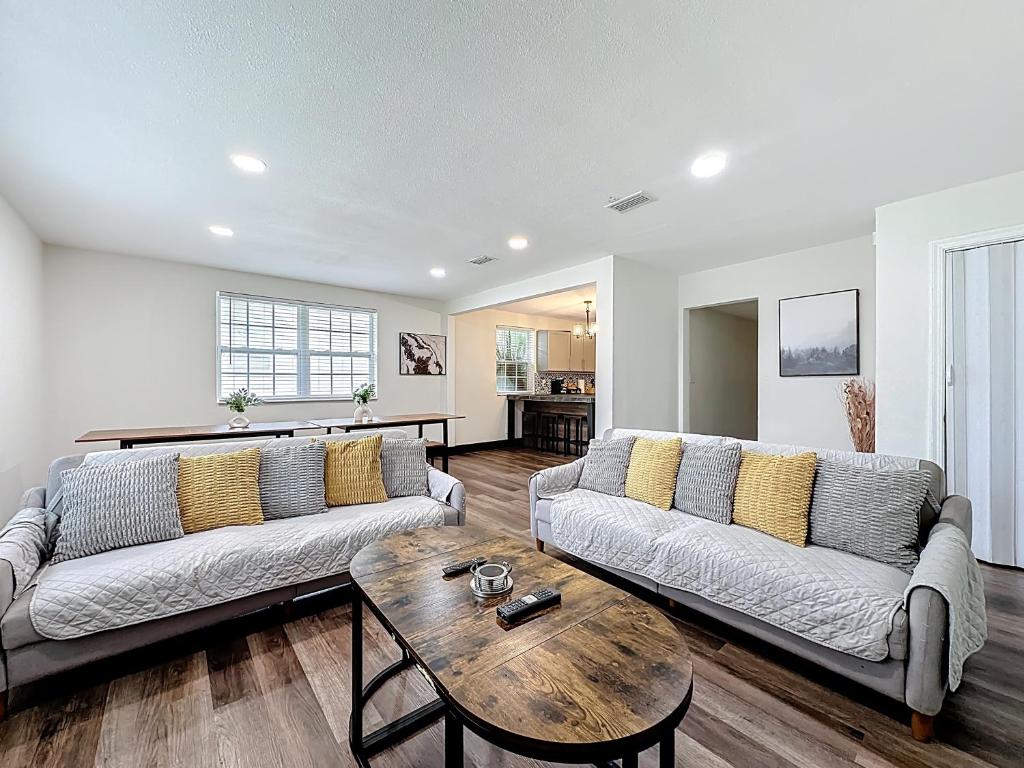 Spacious 4-BR Home, 7 miles to TIAA Bank Field, Jacksonville