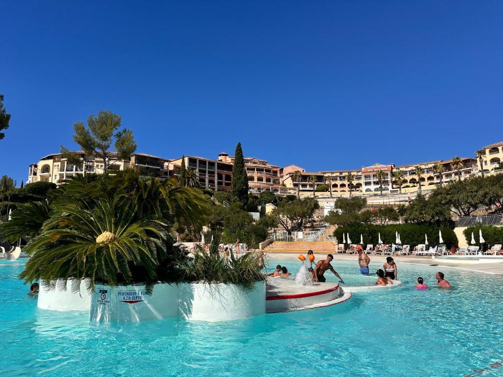 Village Cap Estérel pierre et vacances Appartement en Rez de Jardin vue Mer -Plages -Parcs Aquatique - Animations -5 piscines dont une chauffée au 01-Novembre -Parking -Climatisation -Formule Club - 4