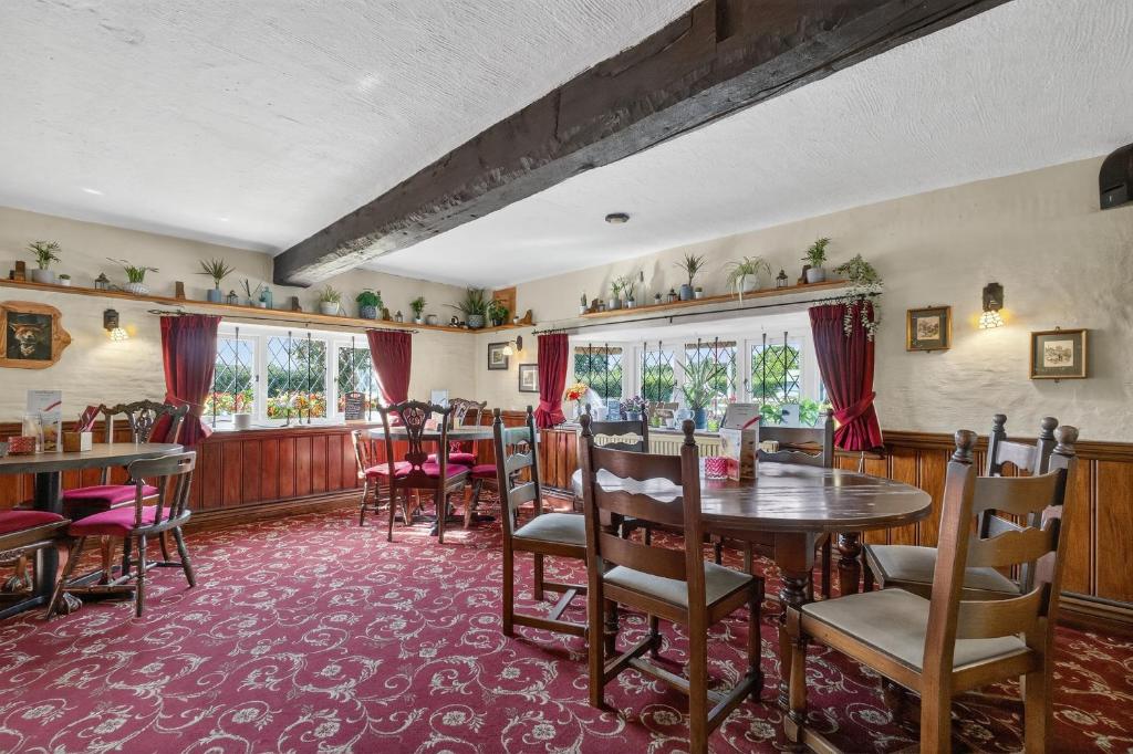 Greyhound Country Inn