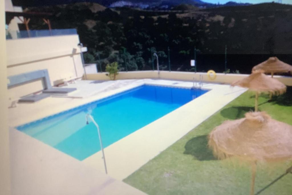 3 Bed Apartment Sleeps 5 - 2 Pools - Smart Tv - 2