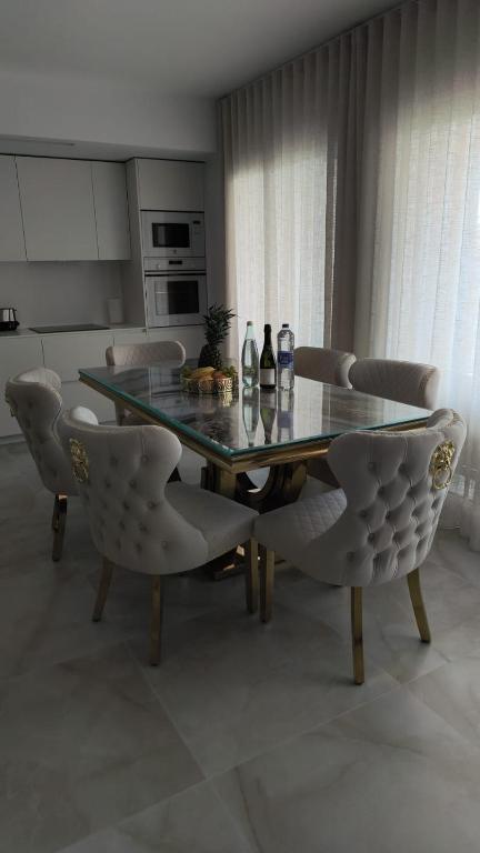 Luxury Apartment with Terrace - 3