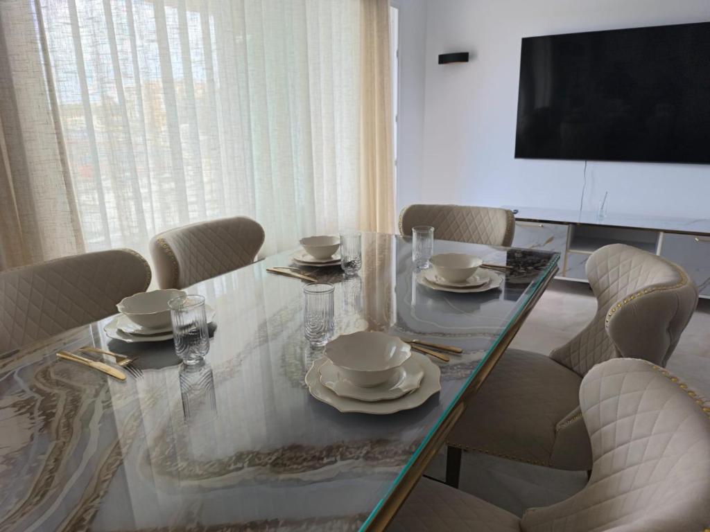 Luxury Apartment with Terrace - 4