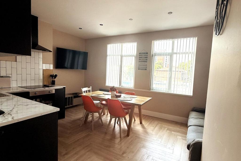 Stylish and Bright 2 Bedroom Flat Free Parking, Wallasey
