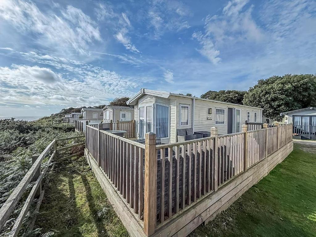 6 Berth Caravan With Stunning Sea Views And Decking To Relax On, Ref 32048Az, Lowestoft