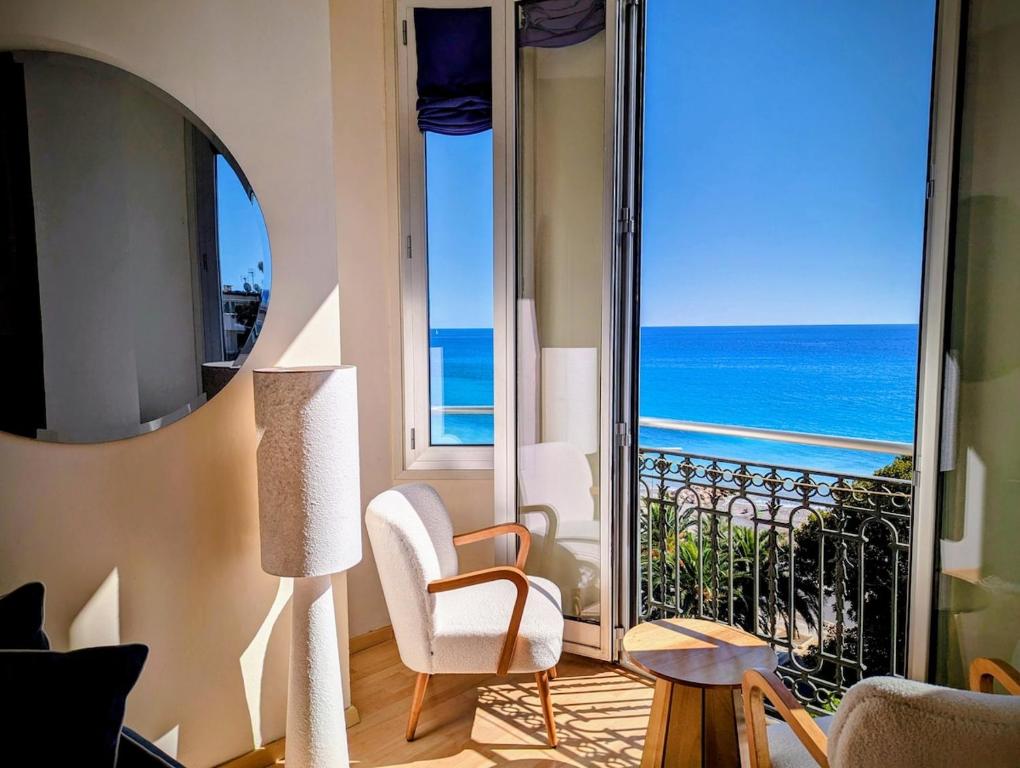 Stunning large 2 rooms apartment seafront - 2