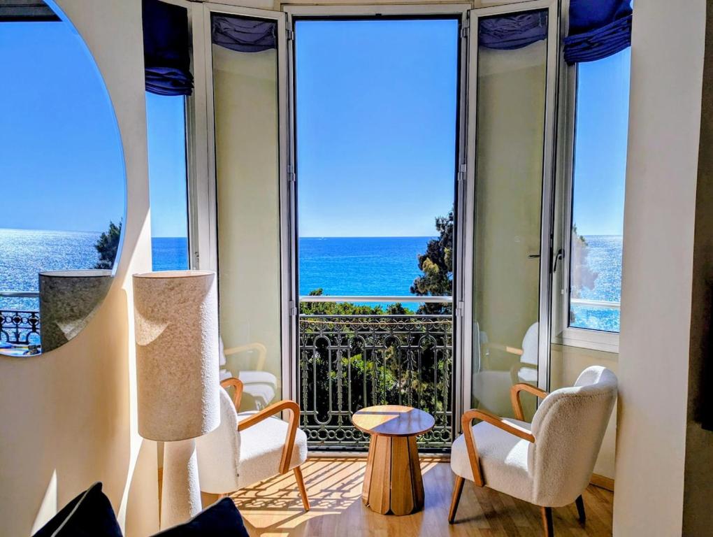 Stunning large 2 rooms apartment seafront - 4