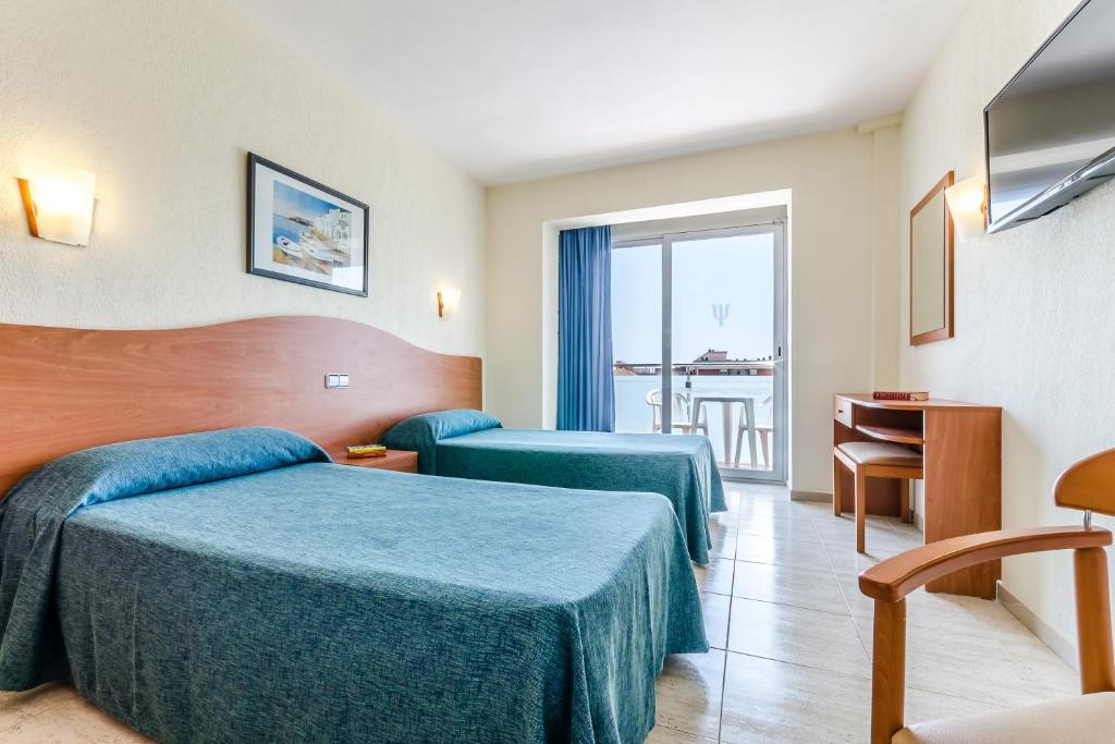 Hotel Mar Blau — Hotel rooms in Calella, Catalonia