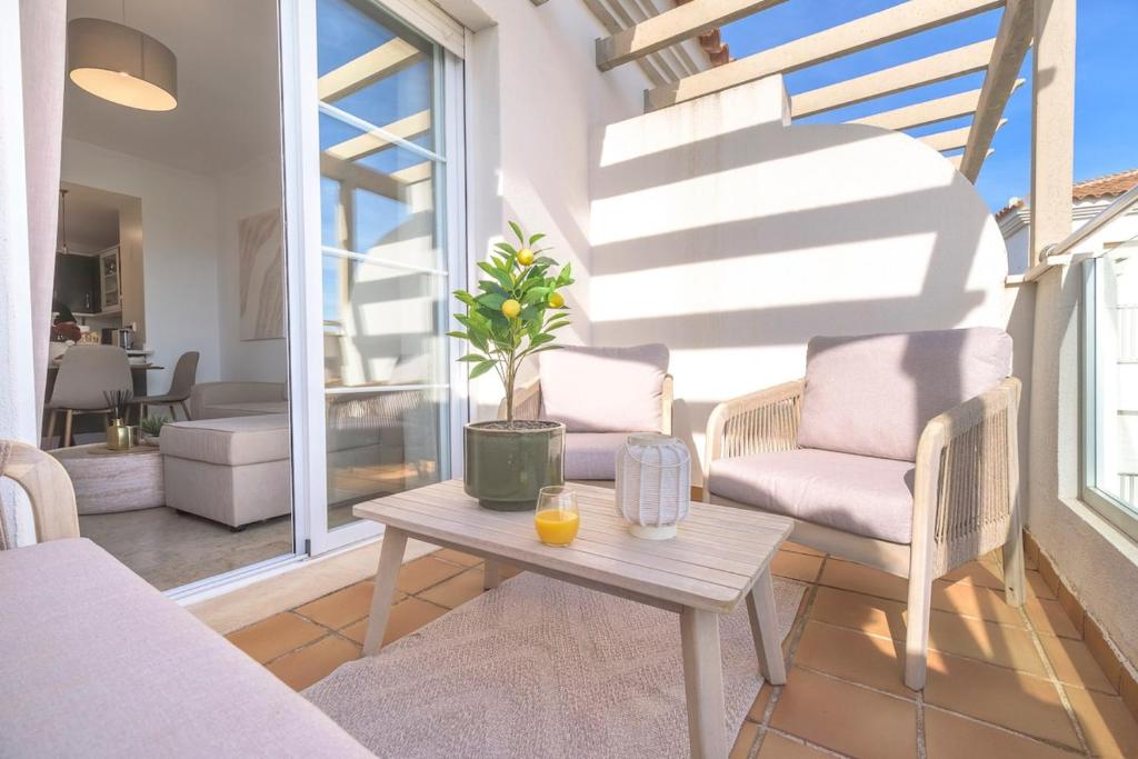 Casa del Mar Modern Apartment with Pool & Sea View in Manilva - 2