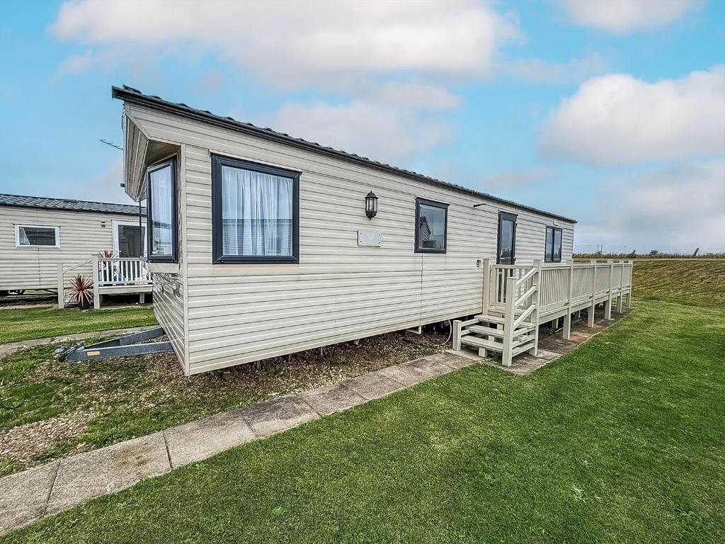 4 Berth Caravan For Hire At Sunkist Holiday Park Near Skegness Ref 42084S, Anderby