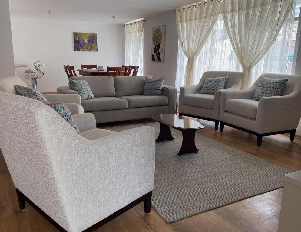 Departamento 4 Dormitorios, 6 Camas, 9 Personas, con 2 Balcones, Wifi y 1 Parqueadero Gratis - 1