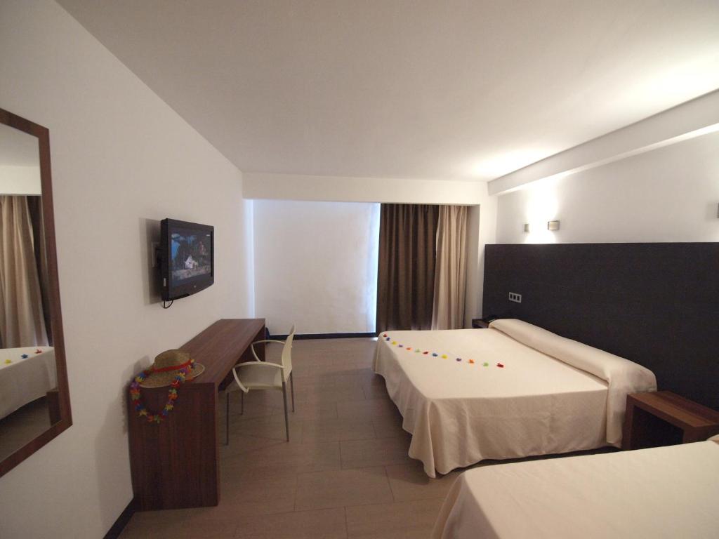 Hotel Astoria Park — Hotel rooms in Lloret de Mar, Catalonia