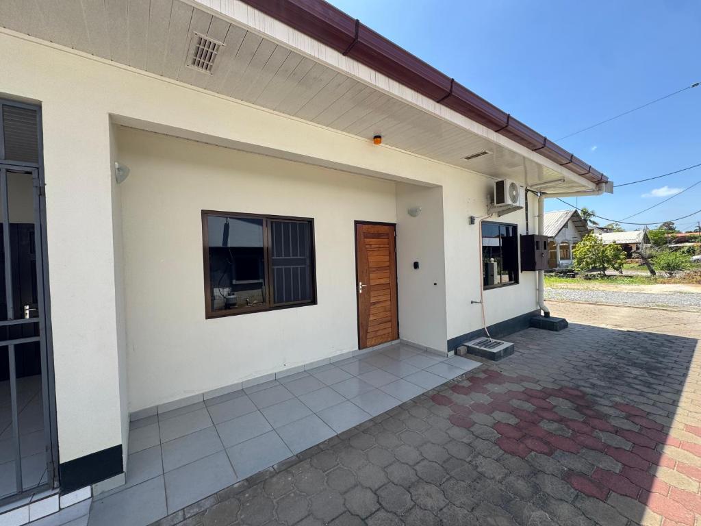 Solace Sranan, Modern 2Bedroom Apartment with Garden View near Paramaribo, Wanica