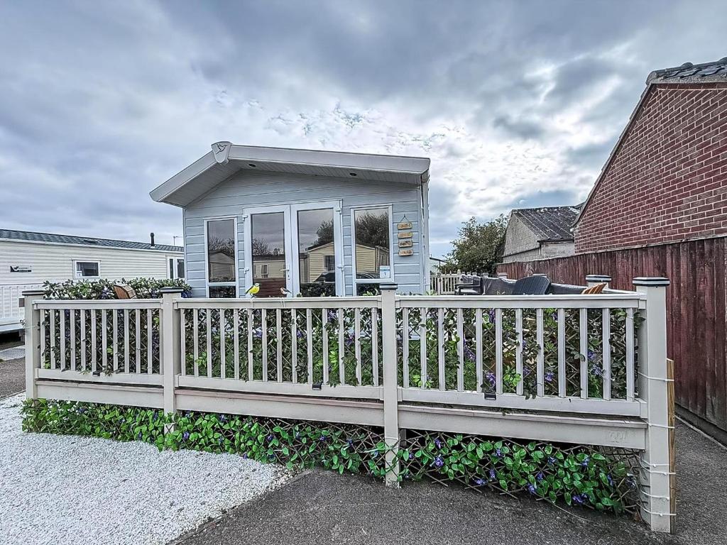 Stunning Caravan With Large Decking At California Cliffs In Norfolk Ref 50001Oc, Great Yarmouth