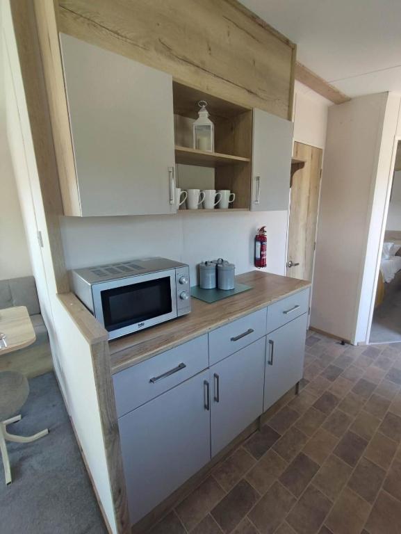 2 Bedroom Caravan, New Beach Holiday Park photo 7