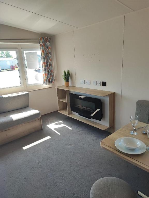 2 Bedroom Caravan, New Beach Holiday Park photo 2