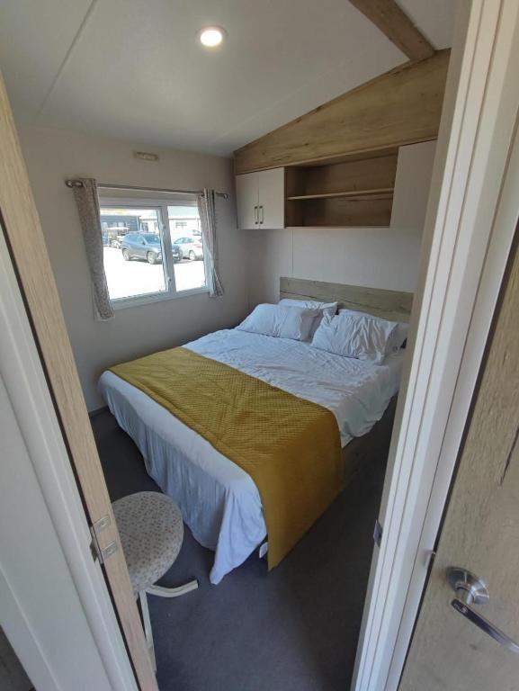 2 Bedroom Caravan, New Beach Holiday Park photo 8