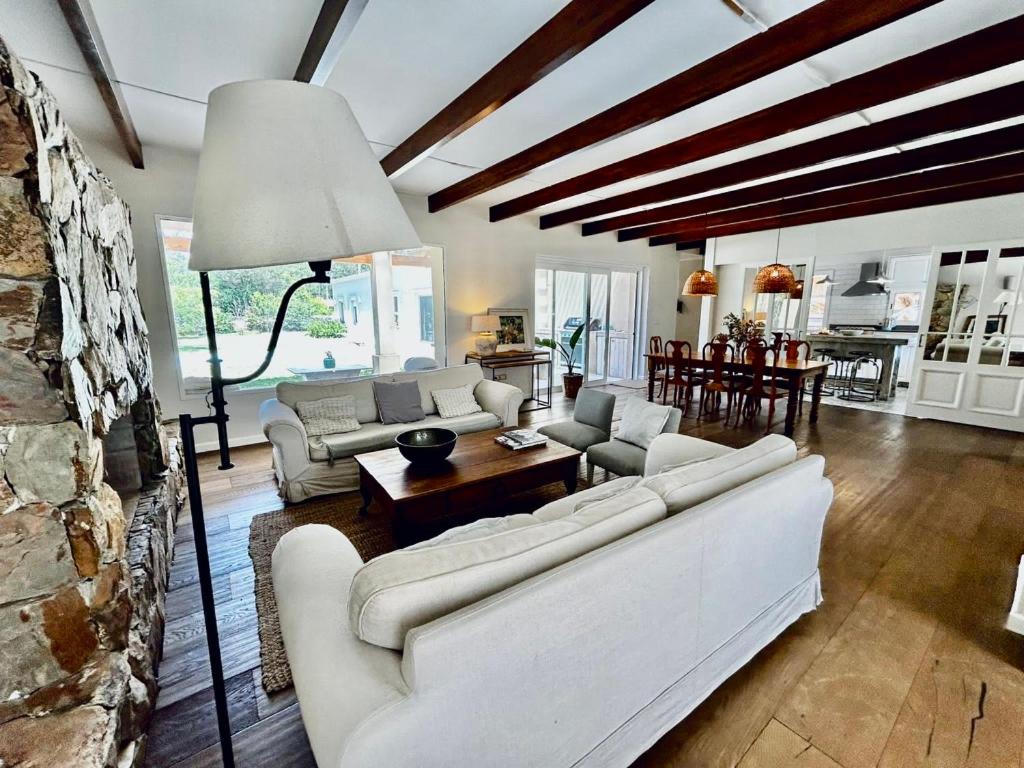 Spectacular house in a private neighborhood - 1